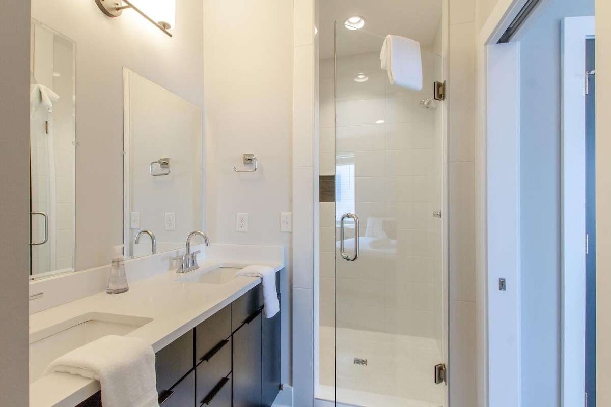Full bathroom 3