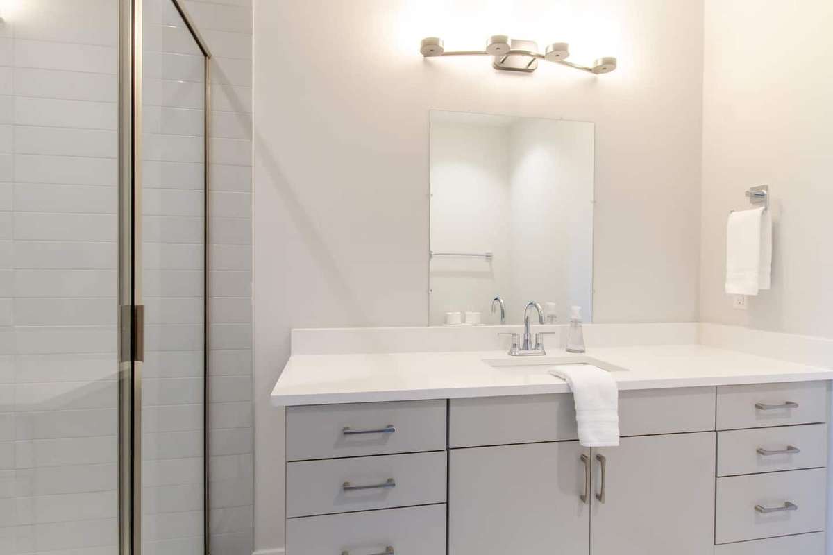 Full bathroom 4