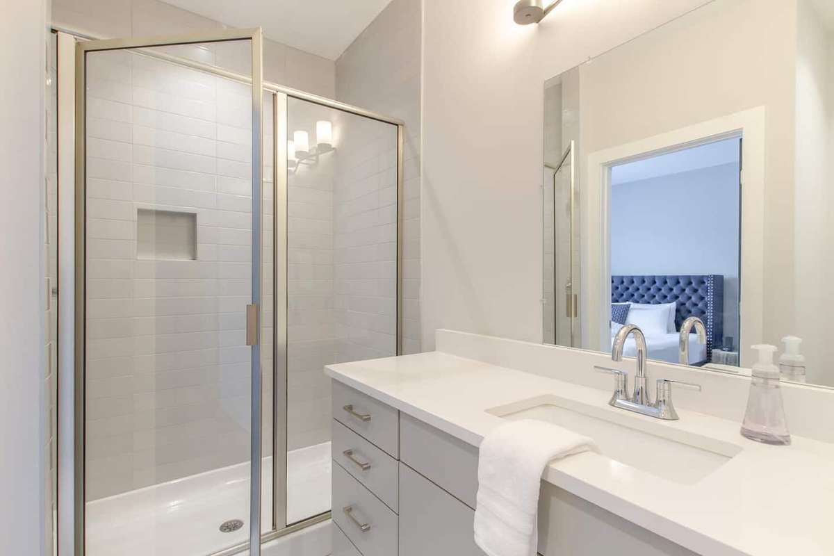 Full bathroom 4