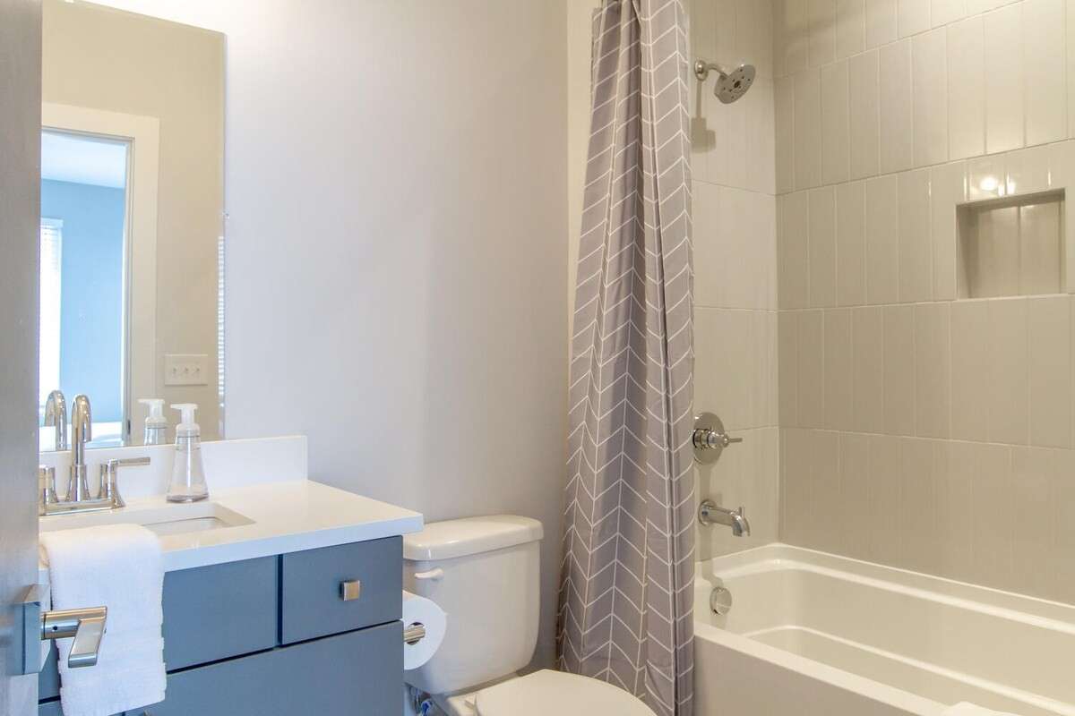 Full bathroom 1