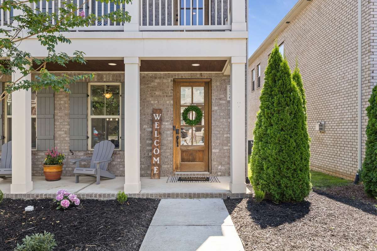Welcome Home!  GREAT Location!! Near Ashcrest of Indian Lake development.  Ideal location for Henderonville and Nashville commuters.  Easy walking distance to shopping, restaurants, greenway, the Hendersonville Public Library and Drake Creek Park!!