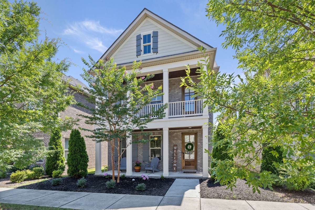 334 Cornelius Way, Hendersonville, TN 37075 - GREAT Location!! Ashcrest of Indian Lakes development, close to shopping, restaurants, greenway, Library, easy access to interstate!!  New flooring in much of upstairs.  This home is ready for you!!
