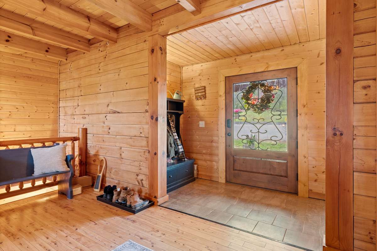 Knotty pine and thick sawn beams brings nature from outside to indoors.