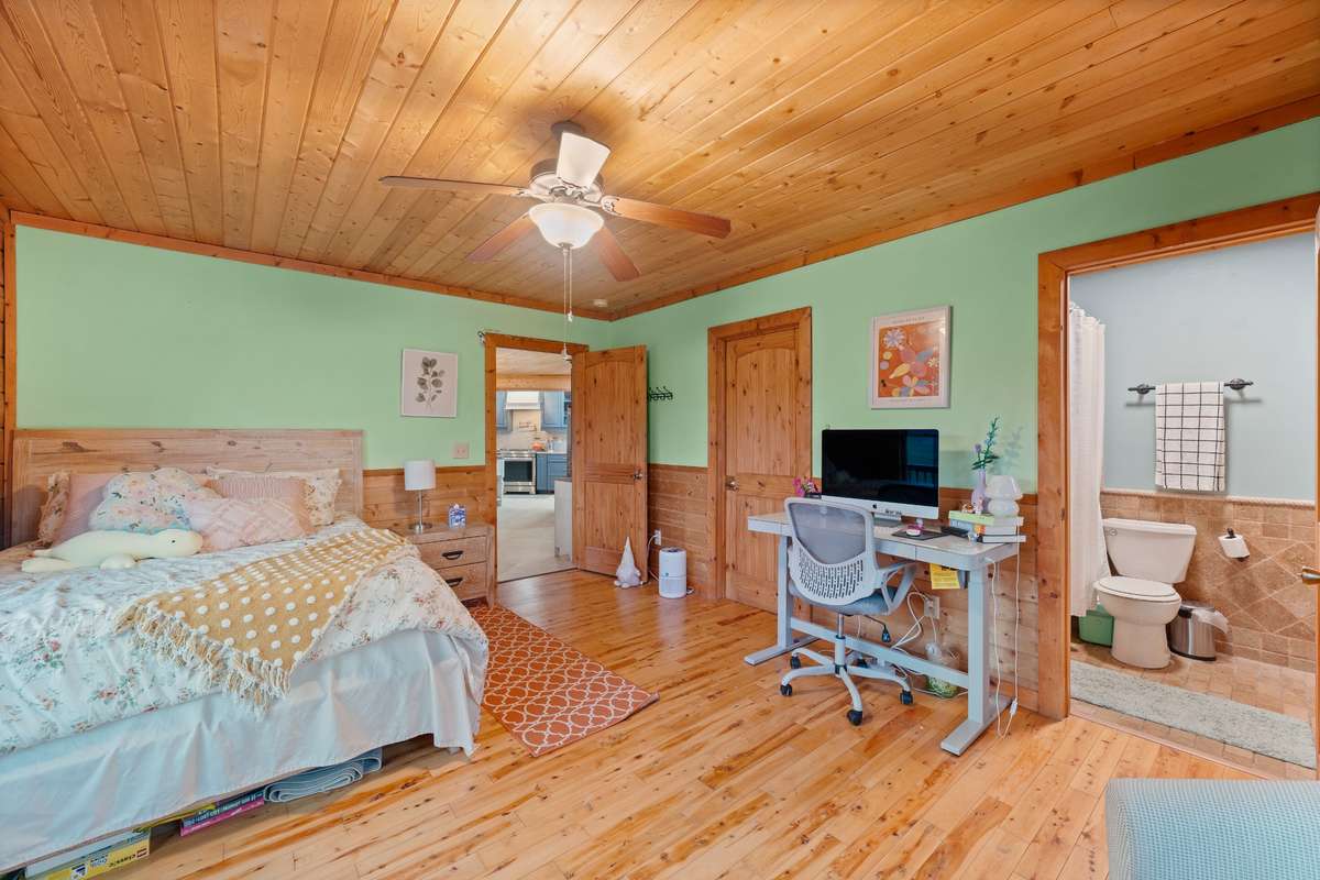 En suite and just off the kitchen space, you can have it all.