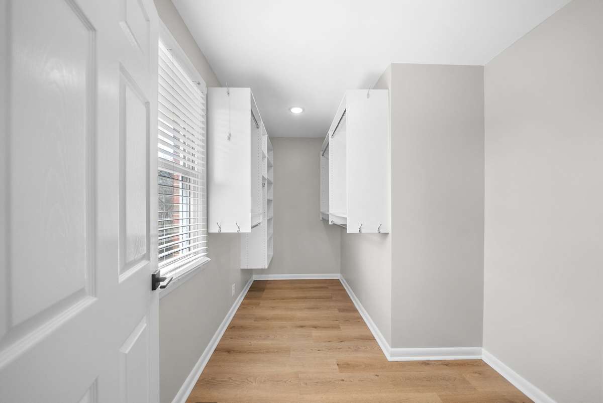 Main Bedroom Walk-In Closet