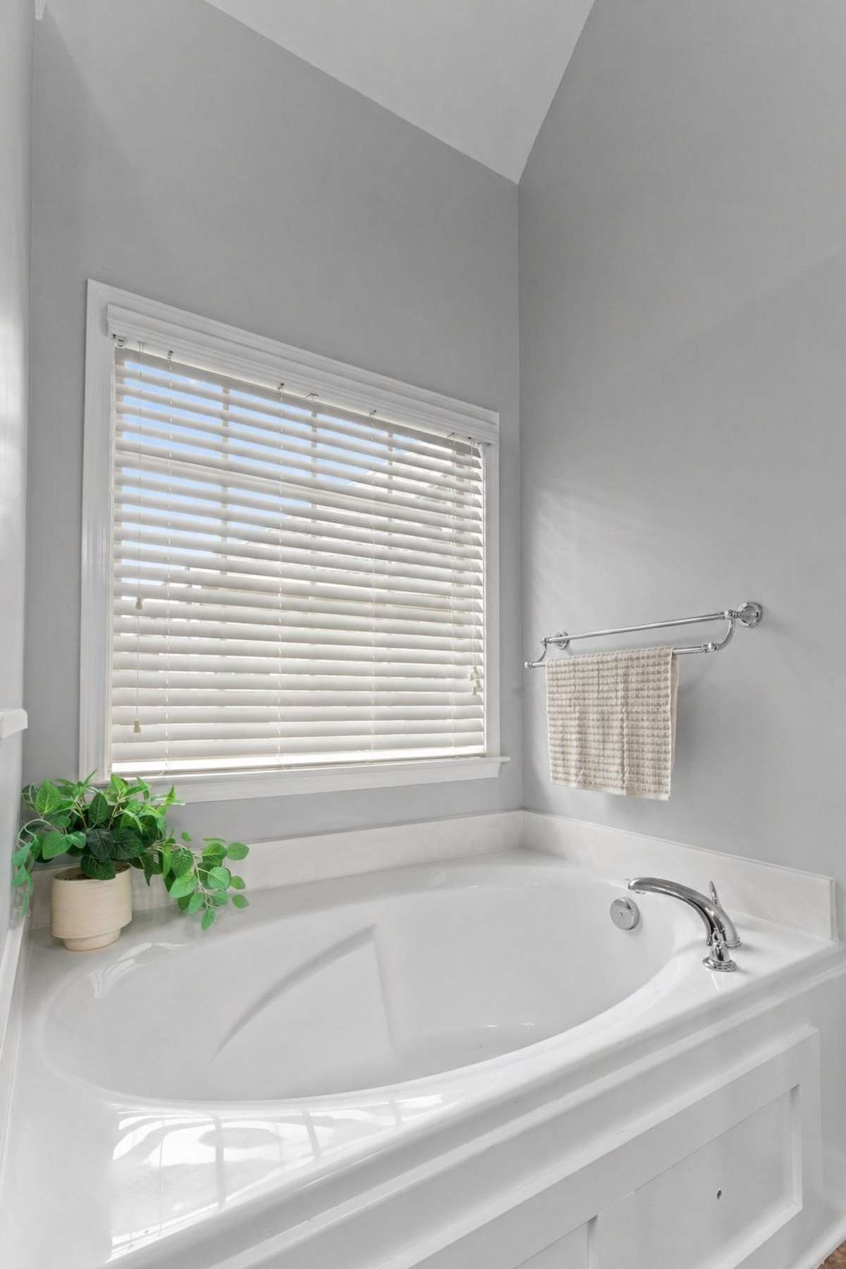 Enjoy relaxing in your garden tub! 1012 Rudder Drive, Spring Hill, TN 37174
