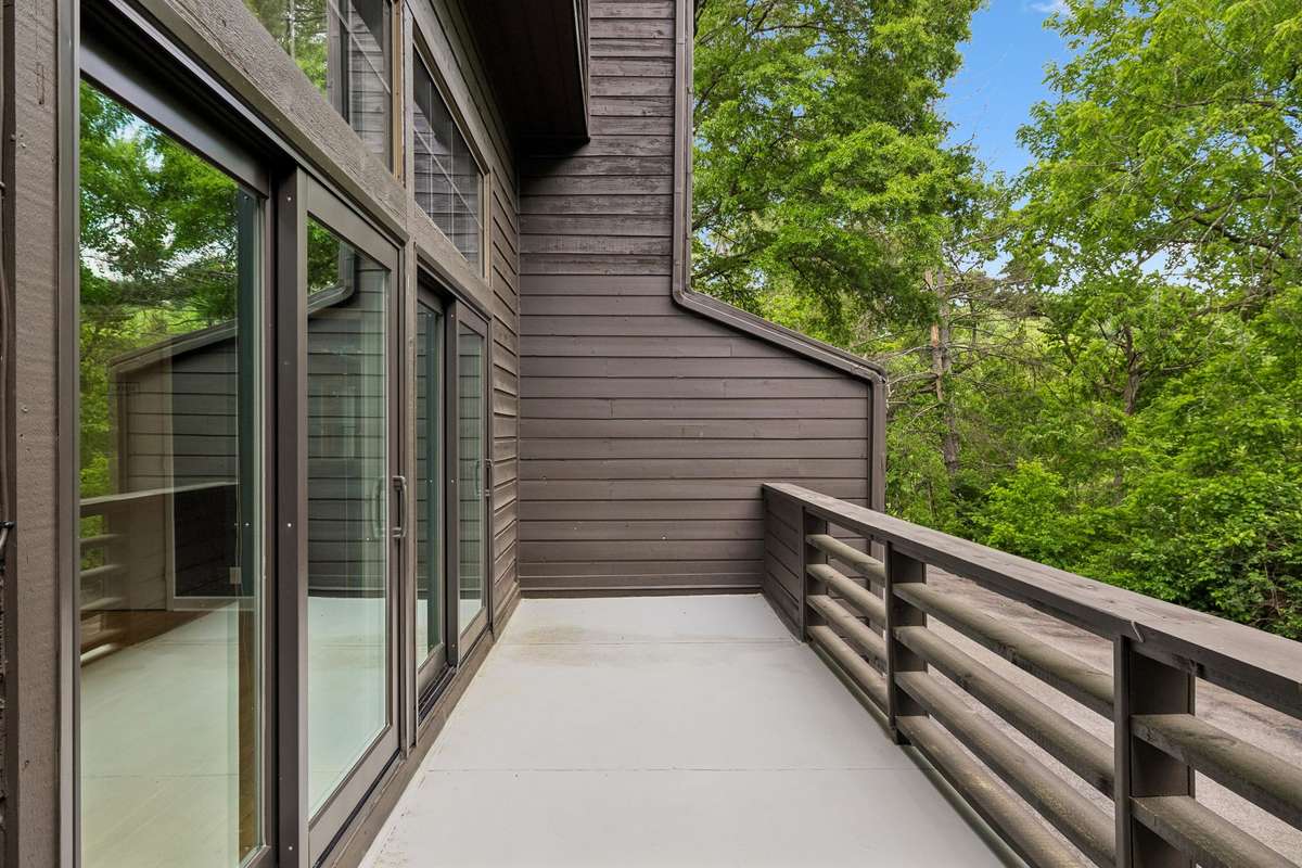 A Very nice deck off the livingroom to enjoy a relaxing evening overlooking a Gatlinburg like setting!!