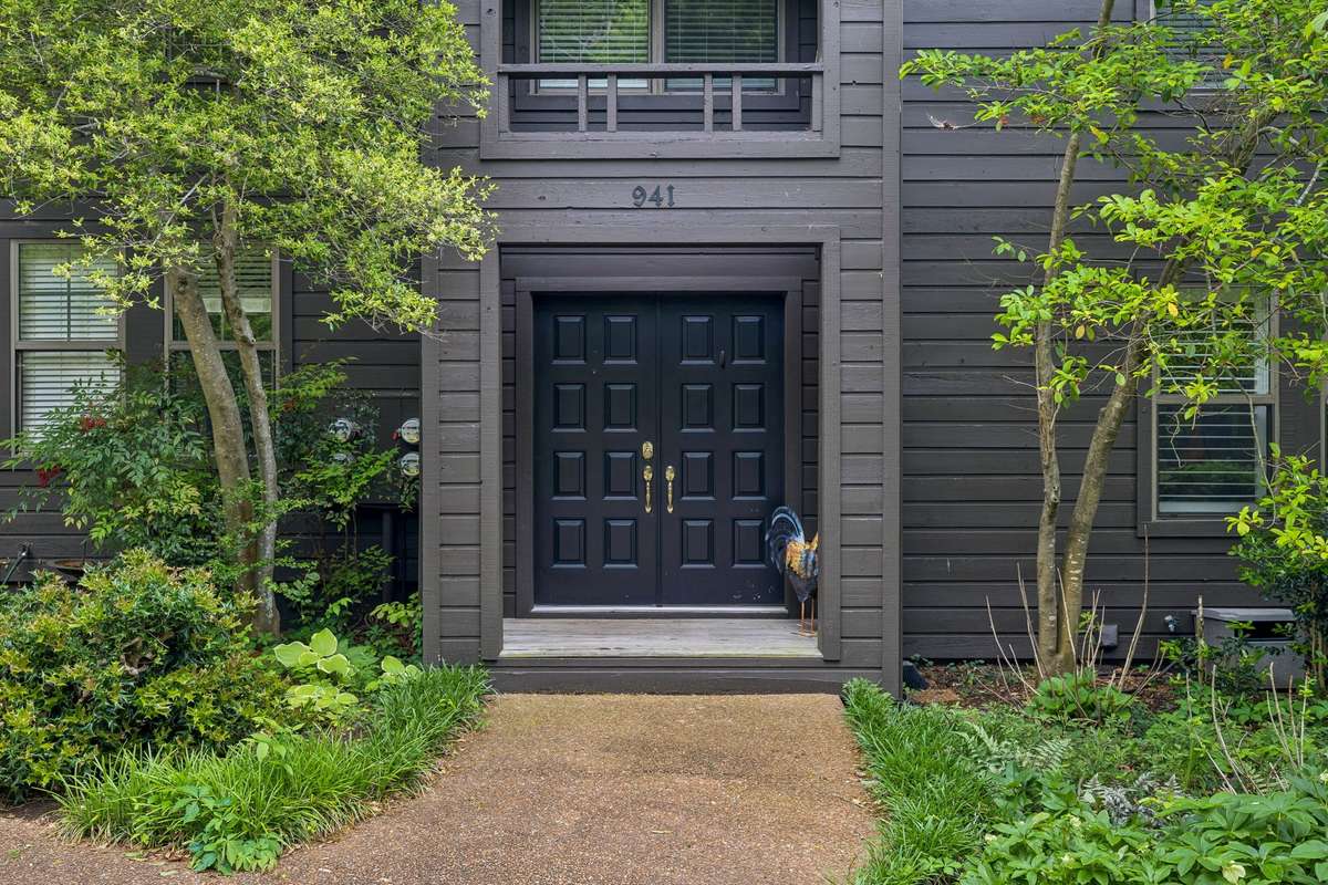 Inviting front Double Doors!