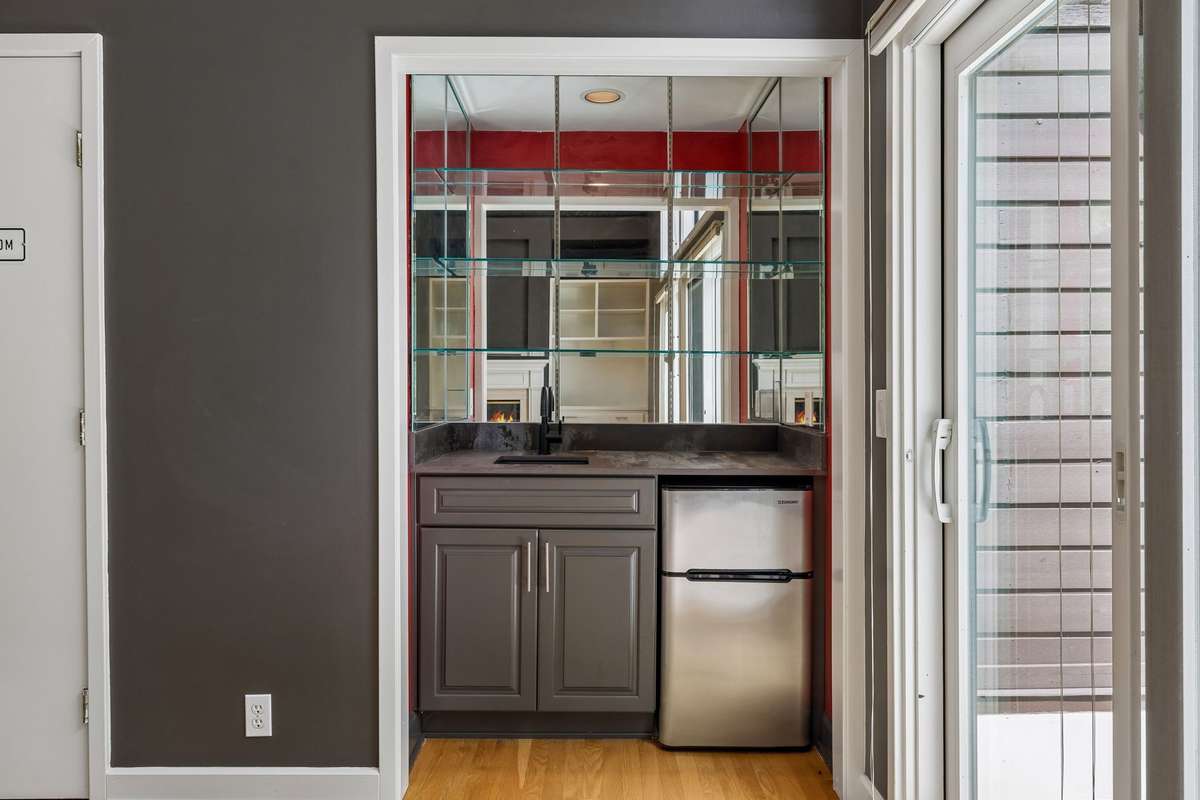 Even has a wet bar in your livingroom for entertaining or enjoying a relaxing evening at home!