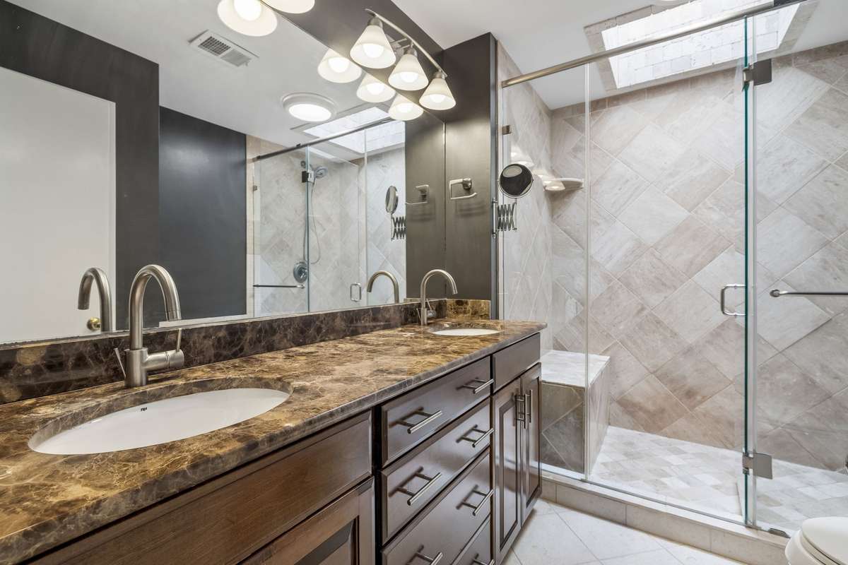 Beautiful updated primary bathroom!