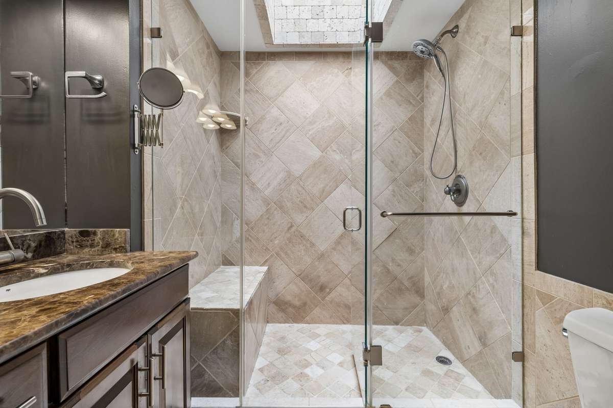 Large Primary shower! Tastefully done!