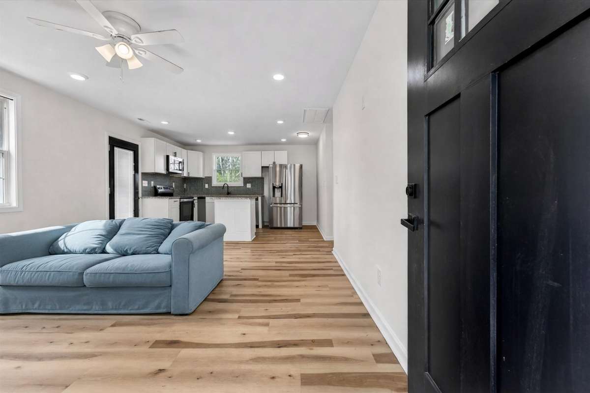 Open layout it kitchen and dining