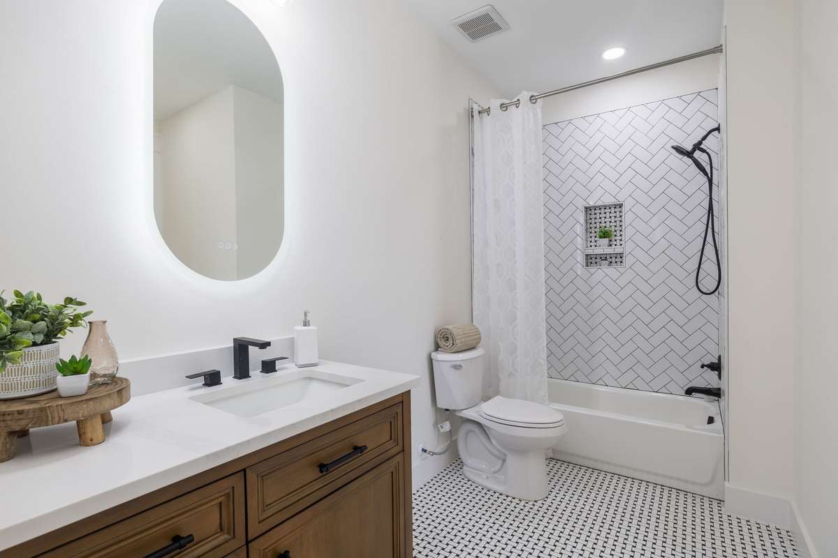 Full en suite bath attached to first floor bedroom.