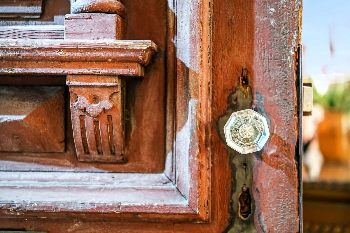 Glass doorknobs all throughout home.