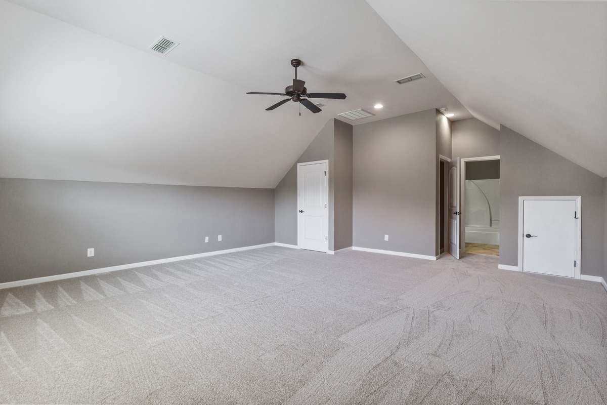 Bonus Room/4th bedroom retreat with full bath and walk-in closet