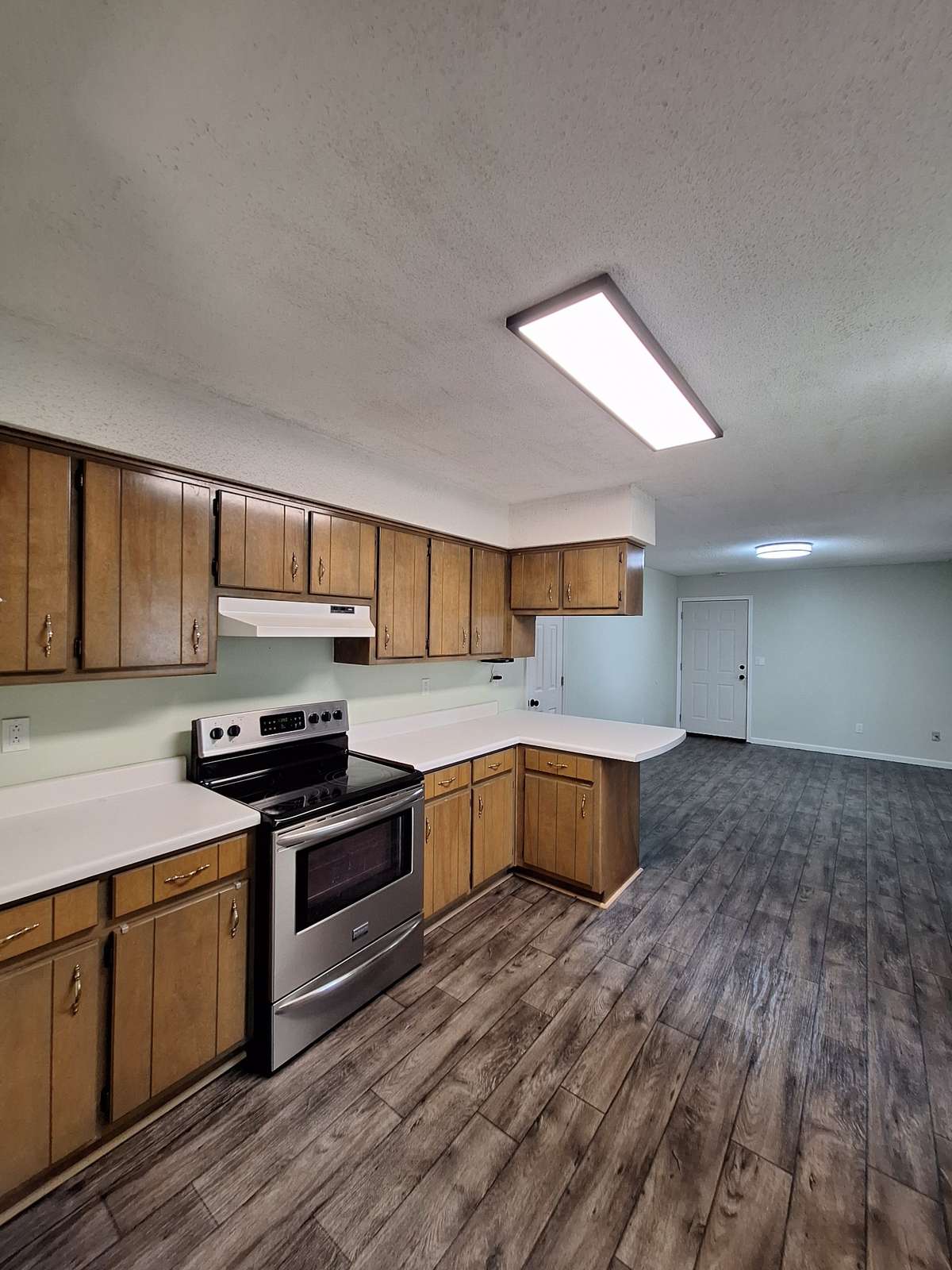 What a spacious kitchen!! more than one person can be in here at the sametime!!