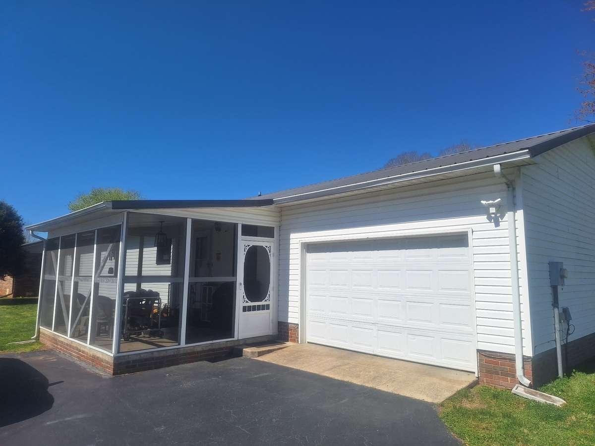Relax in the screened in patio and use the 1 car attached garage especially when its raining!!