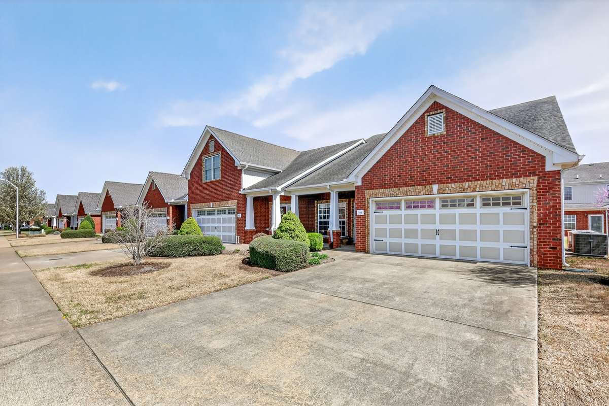 Welcome to Innsbrooke Crossing!  Talk about a great LOCATION!  Conveniently located near Shopping, Restaurants, Medical Offices, Interstate 24, the Amazing Greenway, Golf and Barfield Park.  This home has it All!