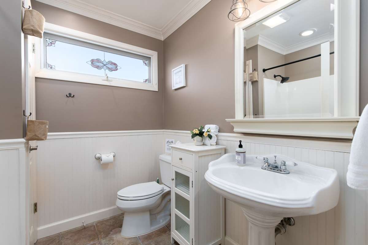 Hall Full Bath with Tub/Shower Combo