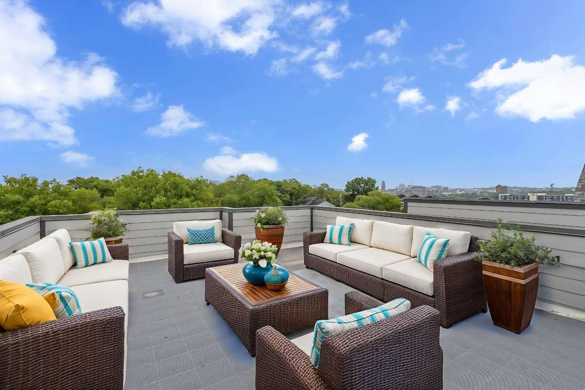 Roof top patio! Views of downtown Nashville