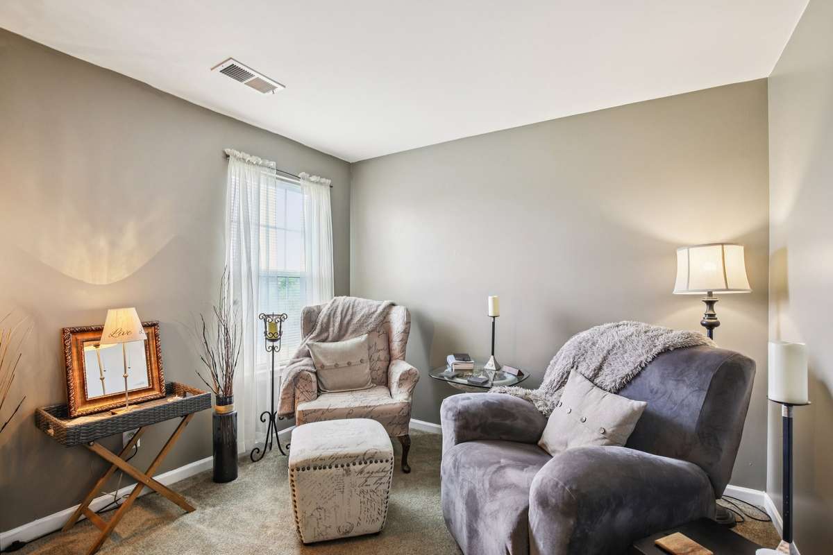 Secondary bedroom with natural light and a versatile layout. Perfect for a home office, guest space, or additional living area.