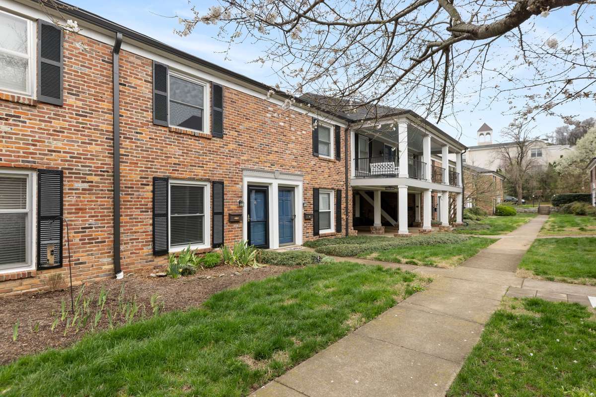 Welcome to Unit 17I in Georgetown Condominiums!