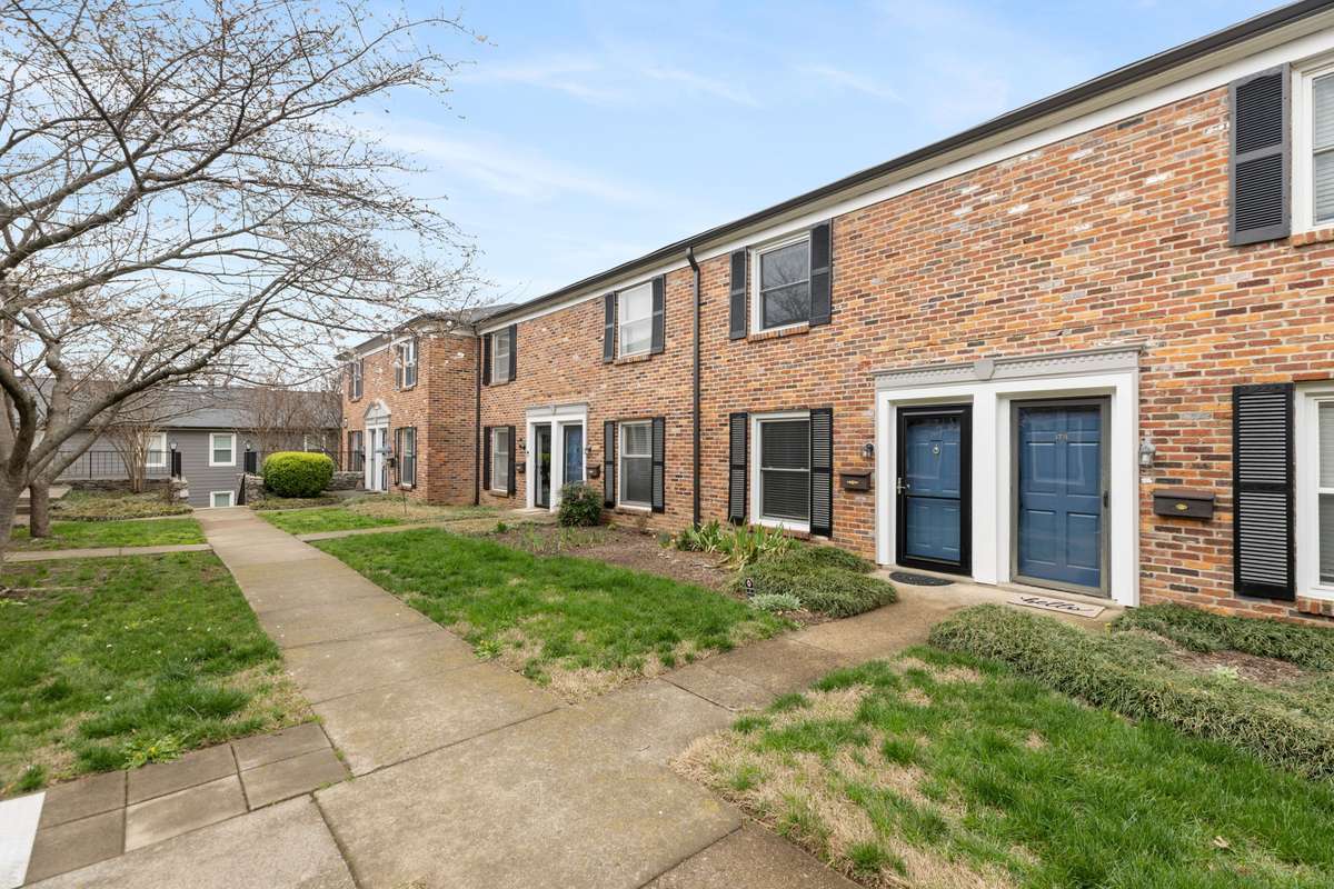 Though 17I features a stacked washer/dryer, the complex laundry room is conveniently located at the north end of Building 17 (basement level).
