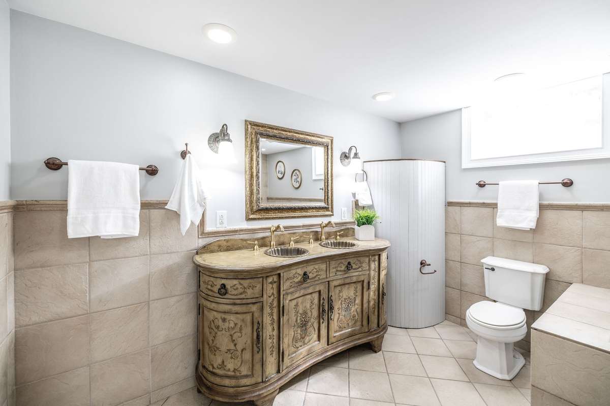 Here is the full bathroom located on the basement level.