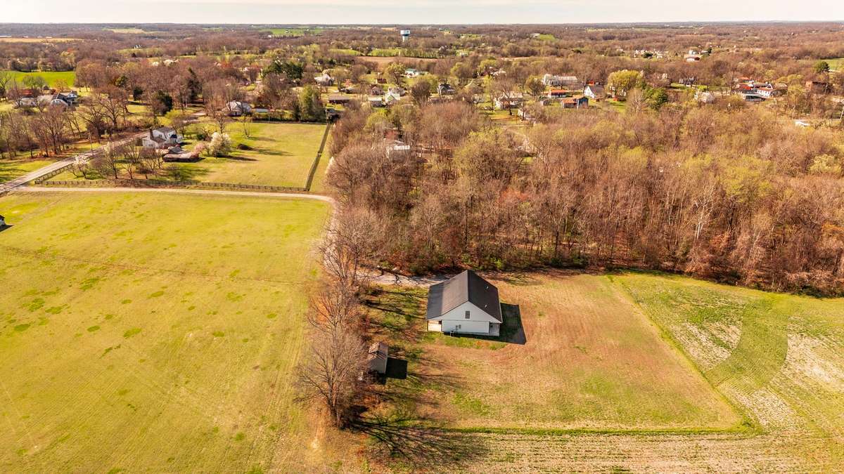Space and Privacy – The aerial shot showcases the balance of open yard space and natural tree coverage, offering both privacy and room to enjoy the outdoors.