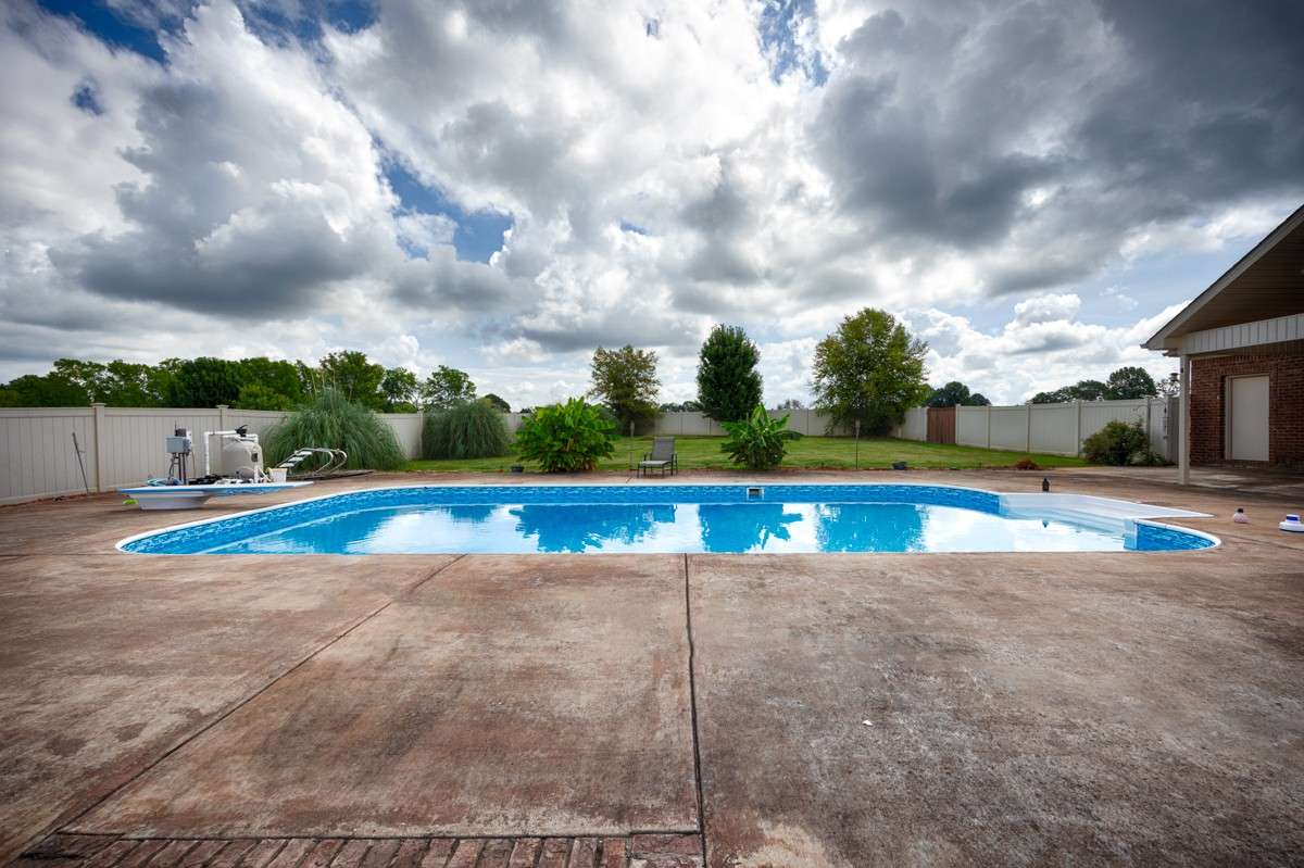 Pool- New liner July 2025, diving board