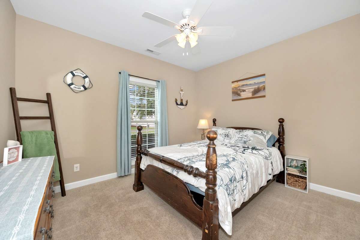 Bedroom- Carpet, ceiling fan, 9' ceiling
