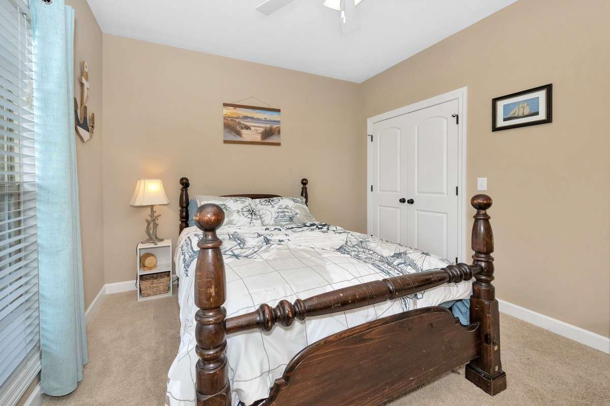 Bedroom- Carpet, ceiling fan, 9' ceiling