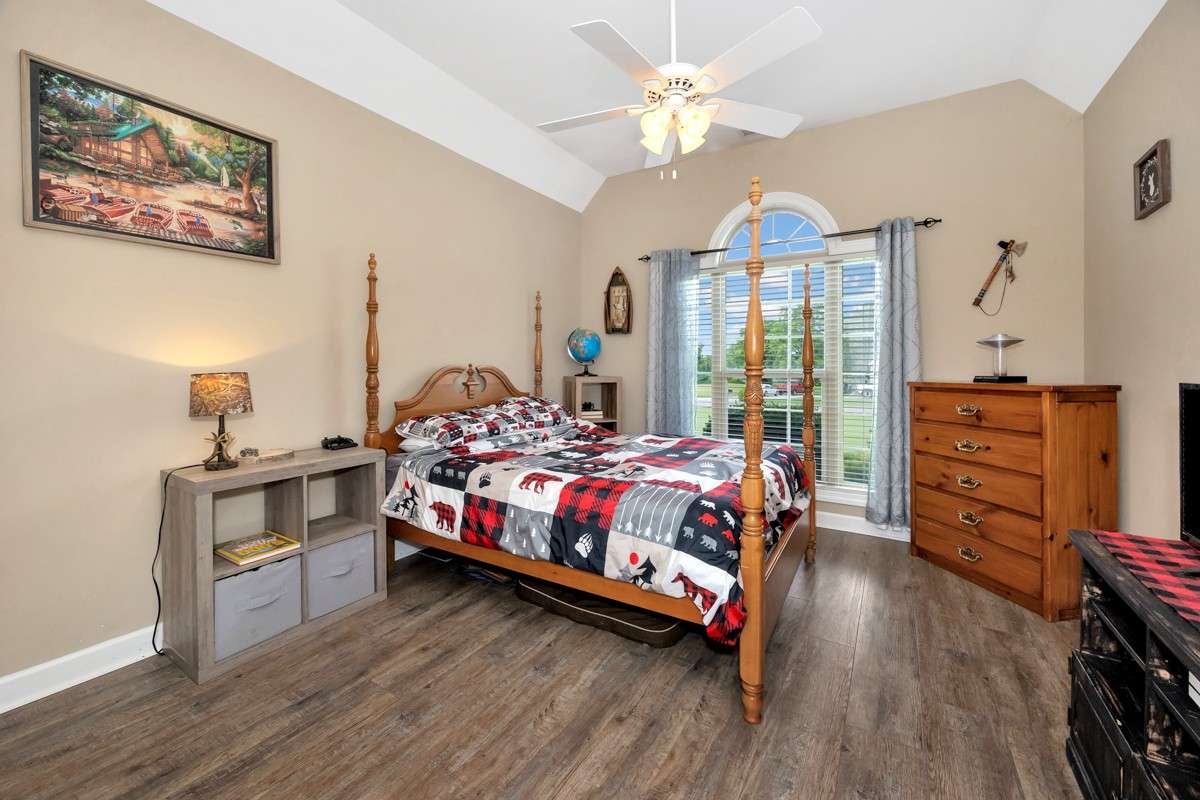 LVP flooring, ceiling fan, 10' ceiling