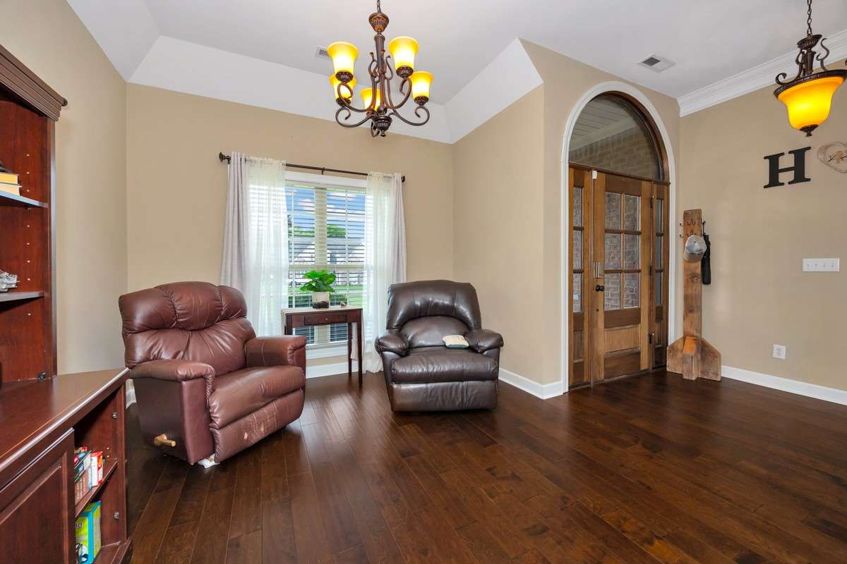 Dining Room- Wood flooring, 10' ceiling