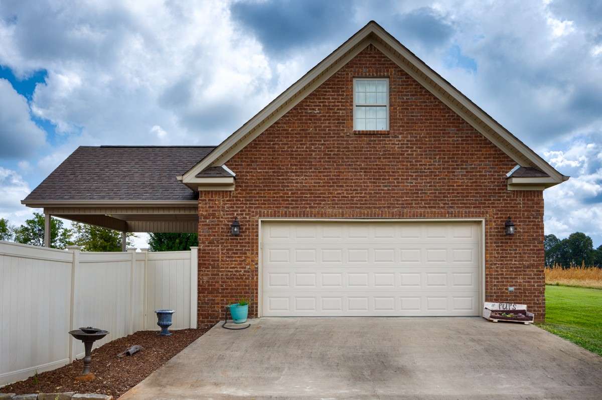 Detached garage