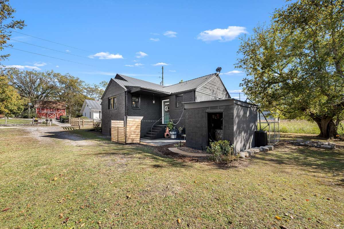 53 R.E. Davenport Ave., Auburntown, TN 37016.