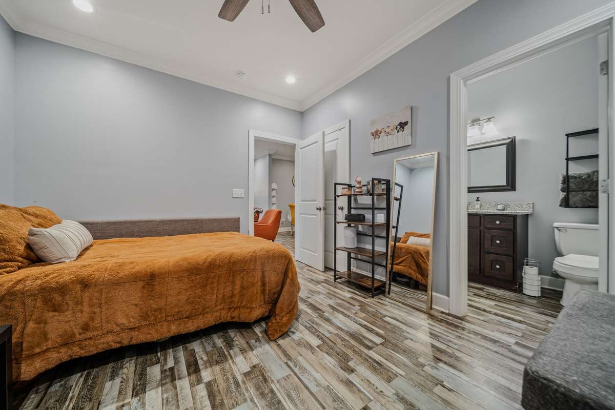Picture is from previous listing