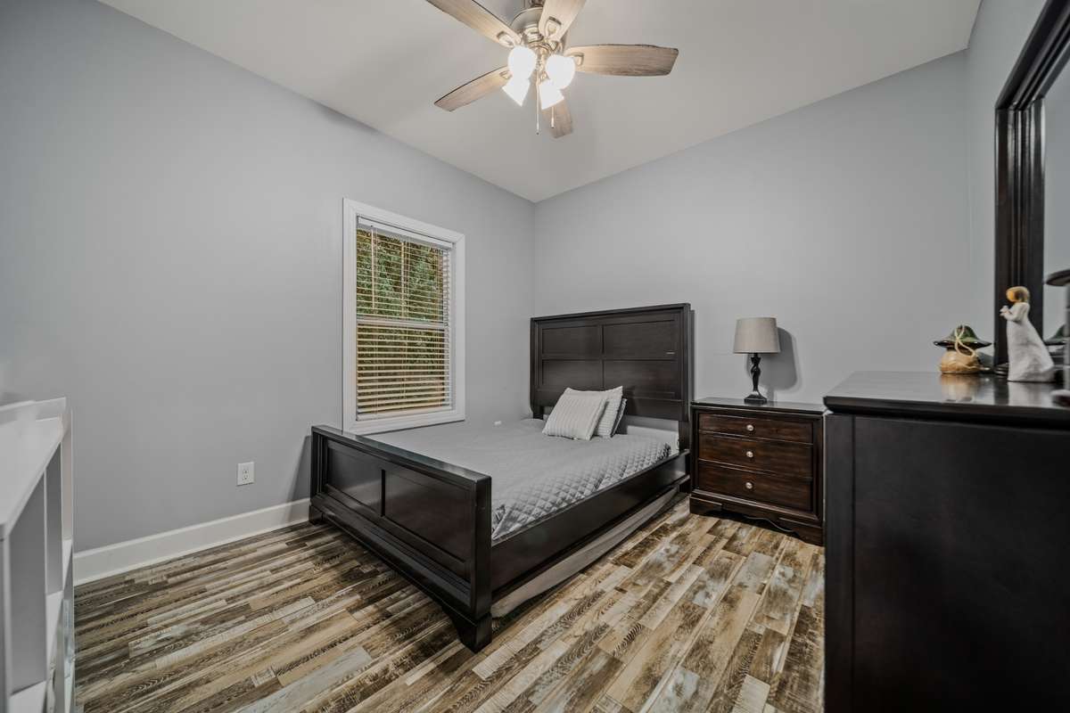 Secondary bedroom, this picture is from the previous listing