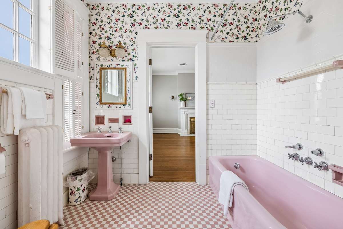 What a FUN Bathroom! It joins the front left bedroom from the top of the stairs and the back left bedroom from the top of the stairs