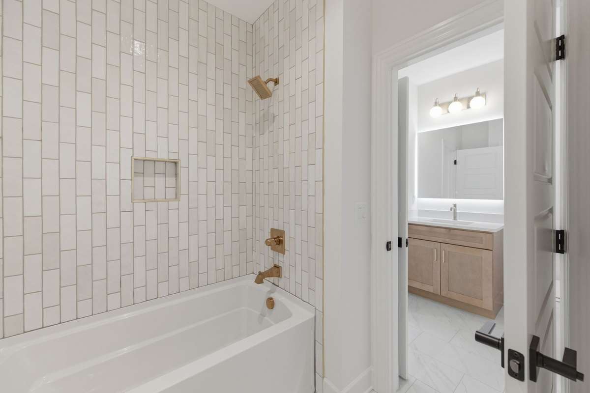 Only sharing the shower/tub combo room for more privacy in daily life