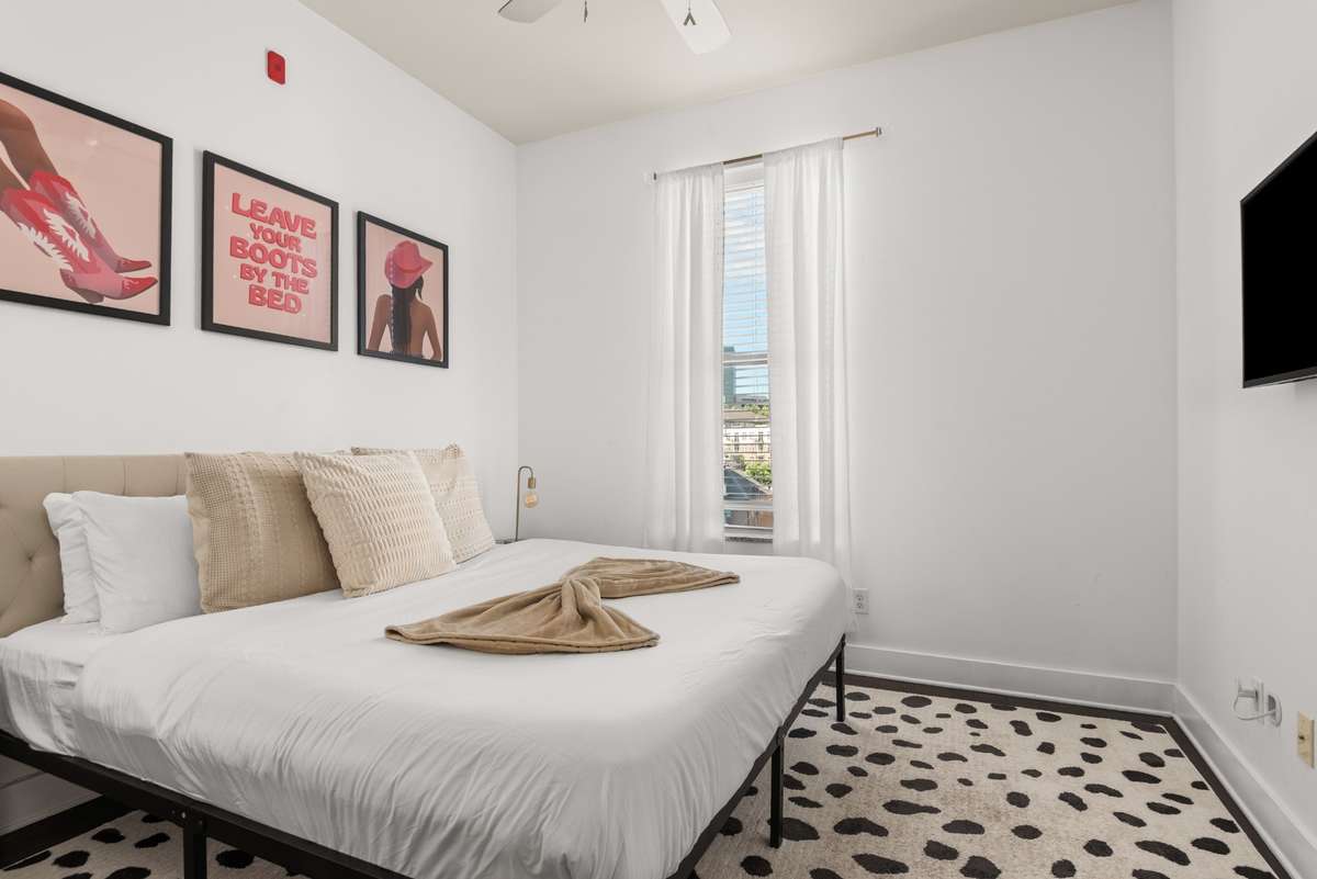 Take it all in and experience  " The Dollhouse"

Spacious bedroom to relax and enjoy after enjoying the Nashville all day and night!