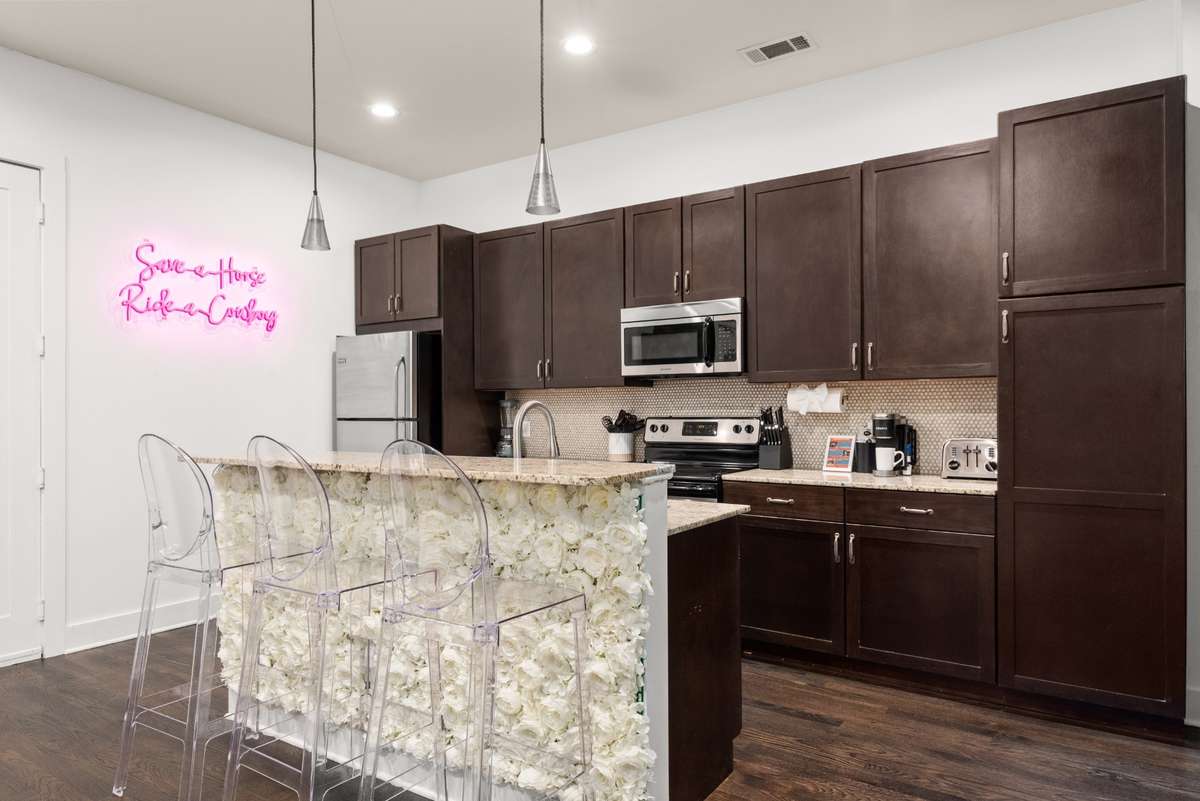 This open bar area in the kitchen is great for relaxing or entertaining.