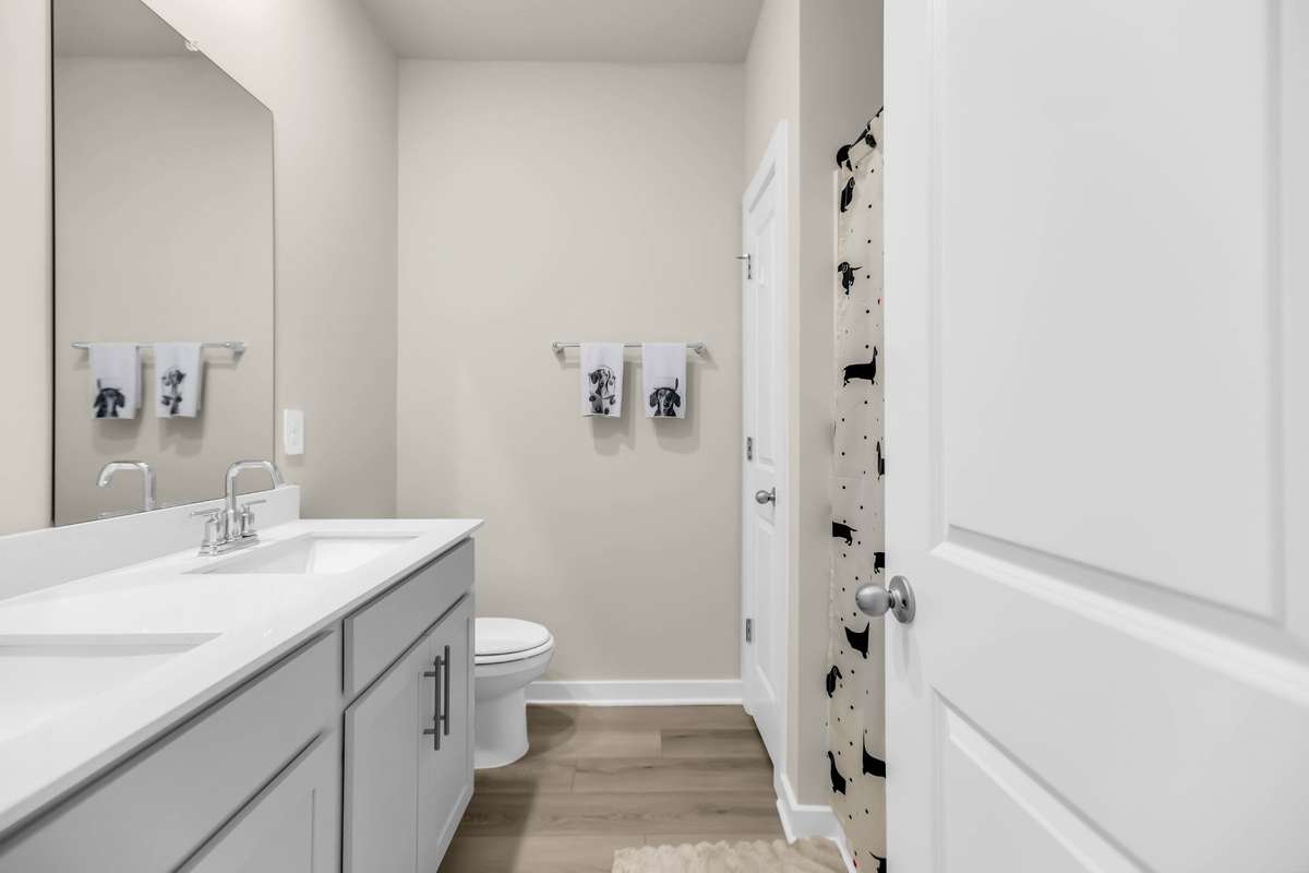 Large 2nd bath with 2 sinks