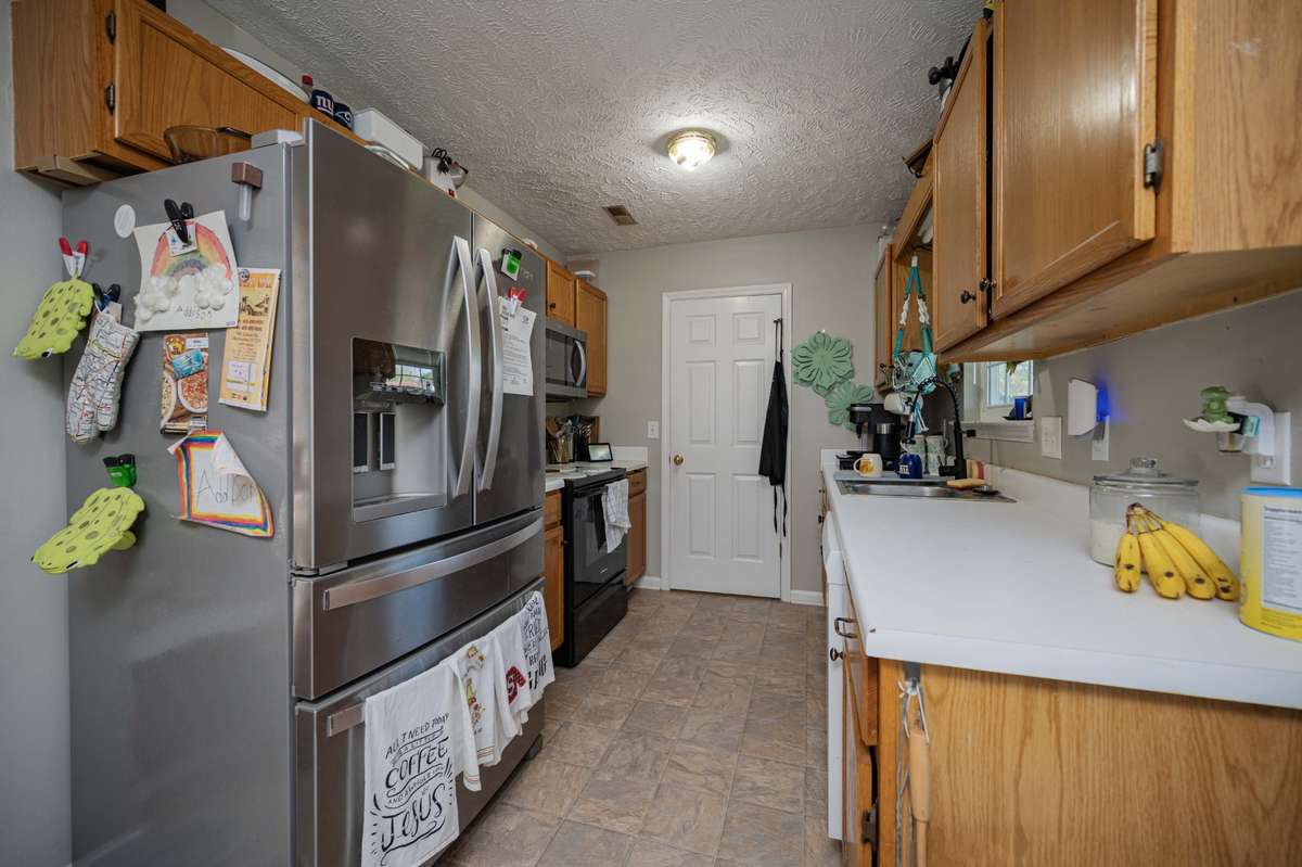 Spacious Kitchen!!  Stainless Steel Refrigerator does not stay.