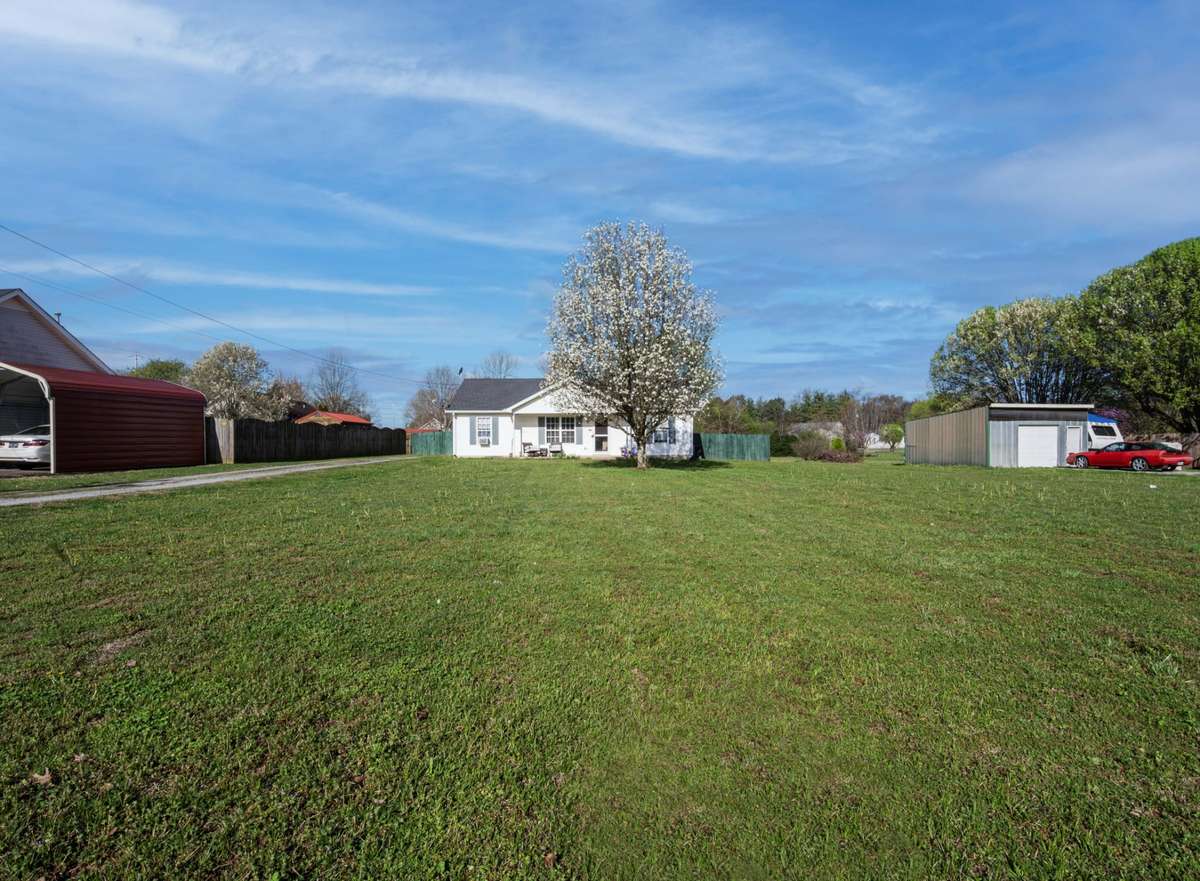 Large Front Yard!!