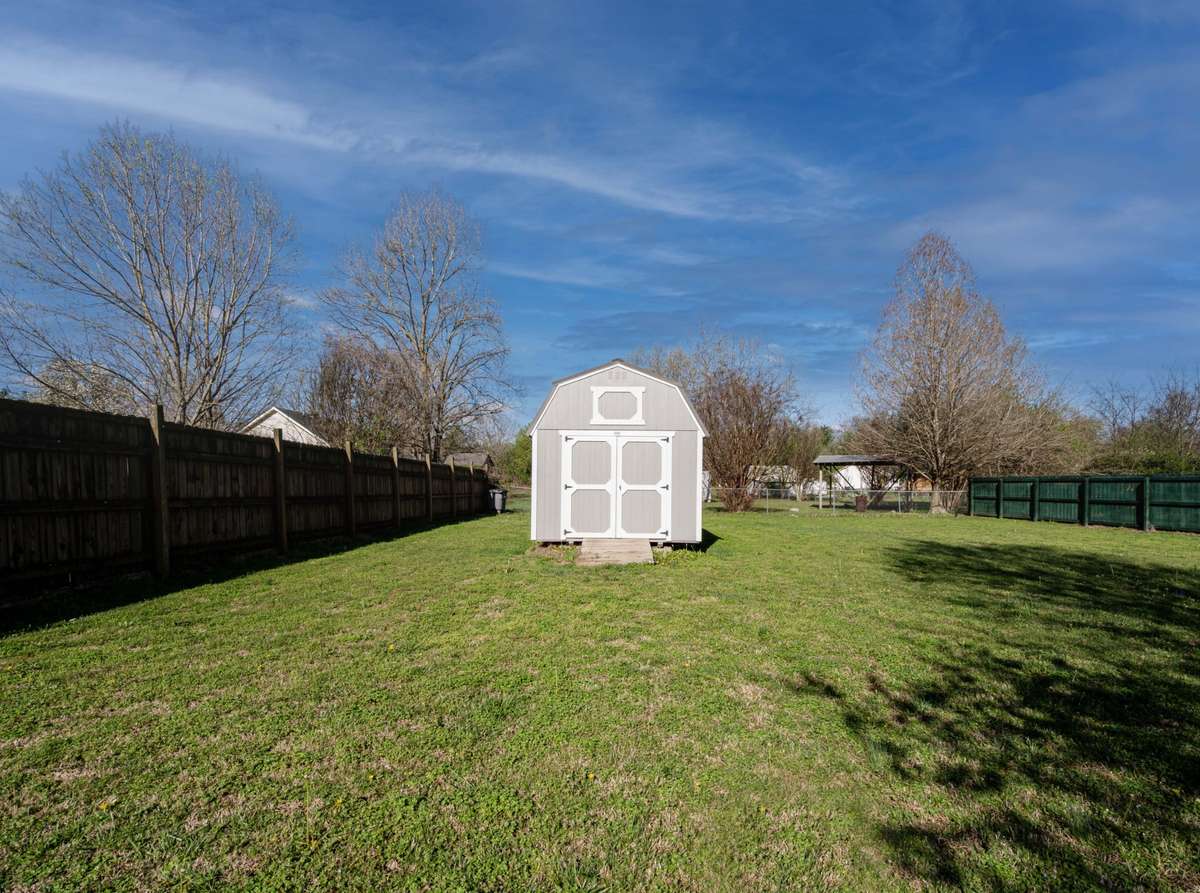 Plenty of storage space with this Like New 10' x 20' Old Hickory Mini Barn!!
