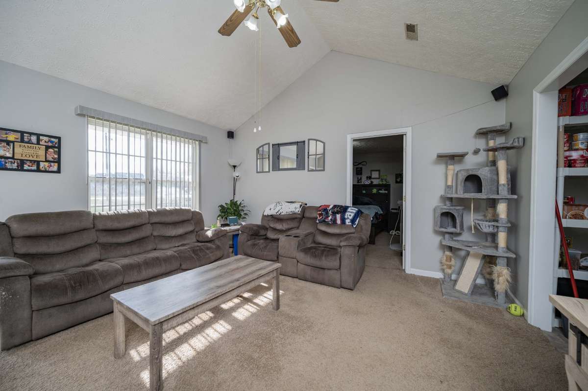 Spacious Living Room!!