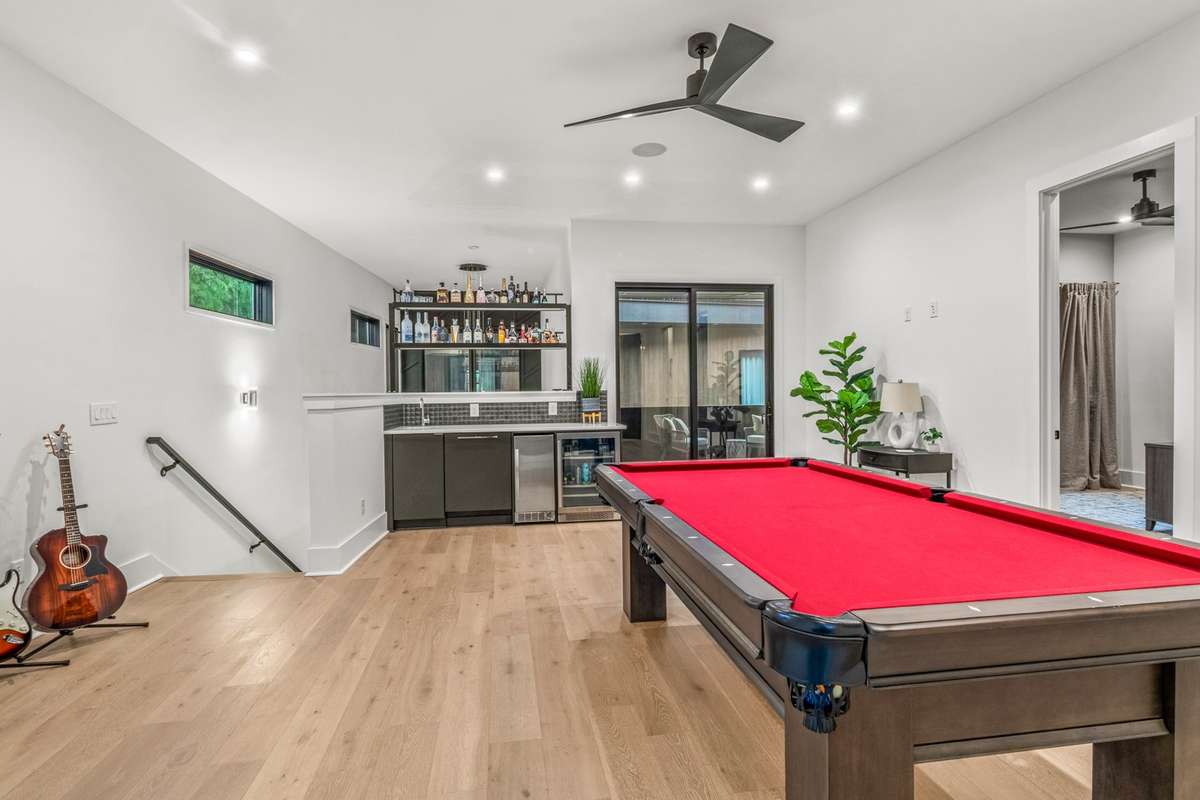 Upstairs bonus room . Bar +  ice machine, sink and more.