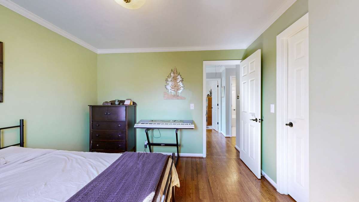 This room also features a walk in closet!