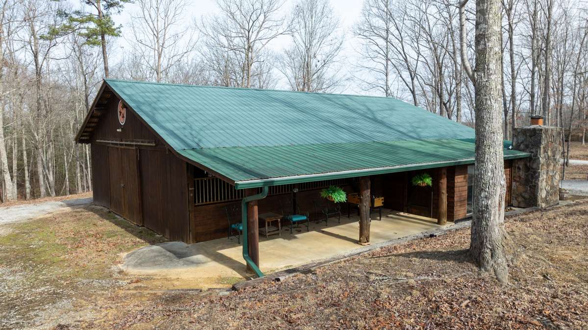 2nd Cabin w/Stalls
